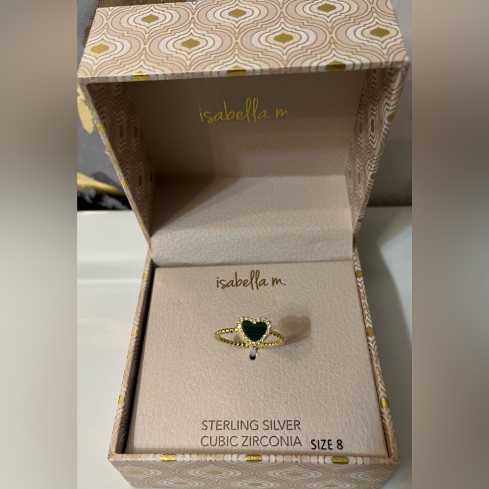 🛍️NIB Isabella m Gold and Green Heart Ring - Size 8